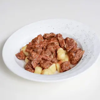 Juneći gulaš s prilogom