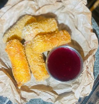 Сирні палички з беконом та журавлиним соусом