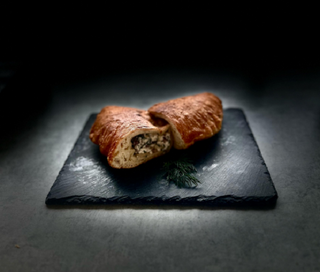 Langosi cu telemea de vacă, mărar si ceapă roșie