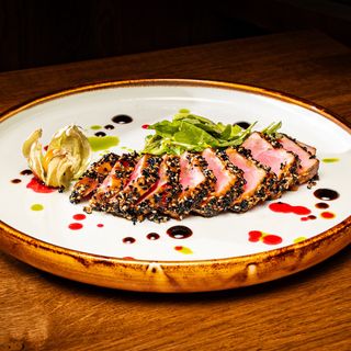 Tataki de ton roșu în  susan cu spanac