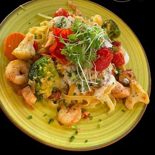 Taglietelle cu creveți și legume sote