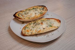 Pan con ajo y queso