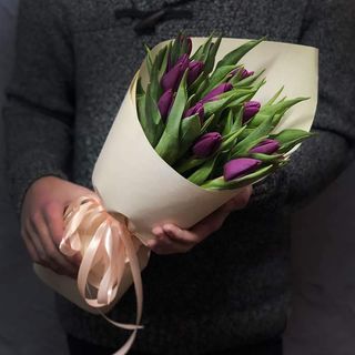 Букет із 15 фіолетових тюльпанів