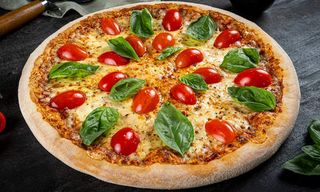 Pizza Margherita medie Ø30cm + Mountain Dew