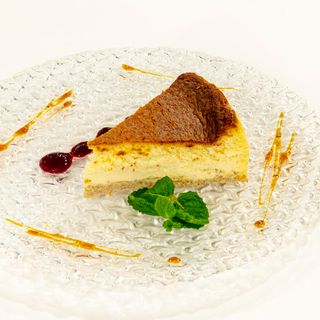 Tarta de queso del Valle de Narcea con confitura de frutos rojos