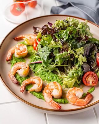 Сочный зеленый микс салата с креветками на гриле 