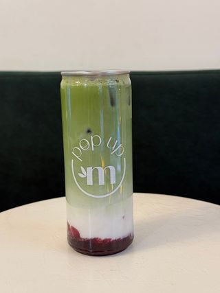 Матча лате с боровинково пюре