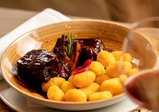 Svinjska rebra sa mladim krompirićima