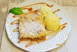 Szarlotka na ciepło z lodami