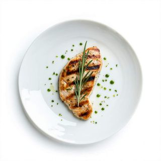 Pollo A La Pimienta Negra Servido En Brasero