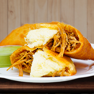 Empanada de mechada y queso 