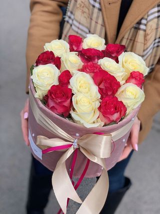 Cutie rotunda trandafiri crem si fucsia