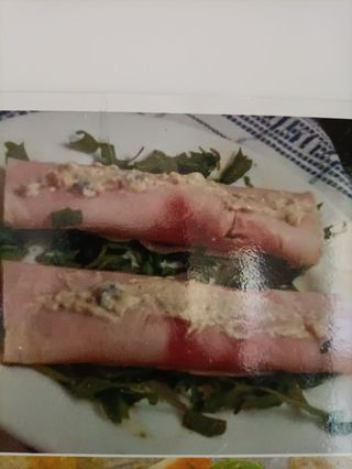 Due involtini di prosciutto cotto con salsa tonnata