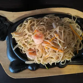 34 Spaghetti saltati con misto mare alla piastra
