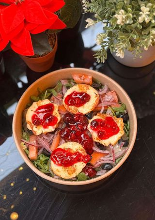 Sałatka z serkiem typu oscypek