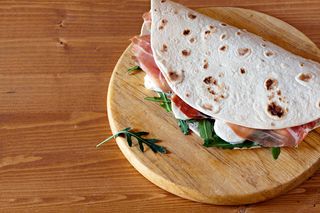 Piadina con prosciutto crudo e mozzarella
