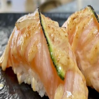 Niguiri de salmón lima 