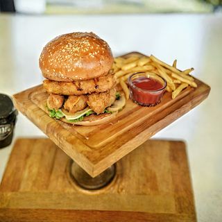 Бургер з грибами та курячими стріпсами (350/100/50г)