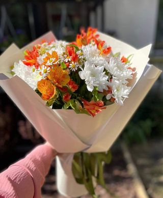 Букет з альстромерій , хризантеми та ромашок