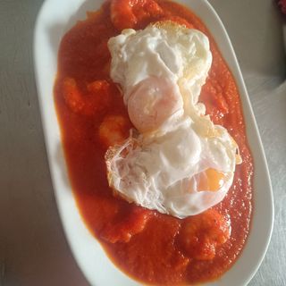 Langostinos con tomate y huevo