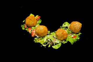 Спаначени кюфтенца с млечен сос (300г)