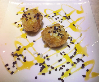 Gelato caramellato con mandorle