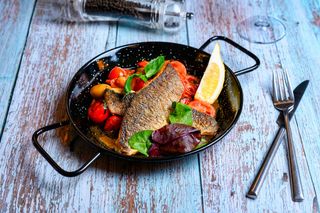 Biban de mare cu salsa de roșii