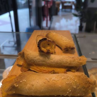 Rollitos de Salmón y Queso con sésamo: calientes