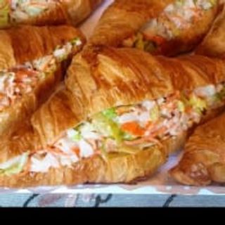 Croissant Cousteau (1ud) Chatka Cangrejo, Hojas Verdes,  Con Salsa Suave.