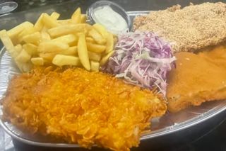 Trio de șnițele cu cartofi prăjiți și salata de varza și sos slb  800 gr