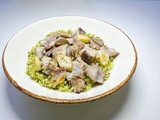 Яловичина Sous Vide з білими грибами та кускусом