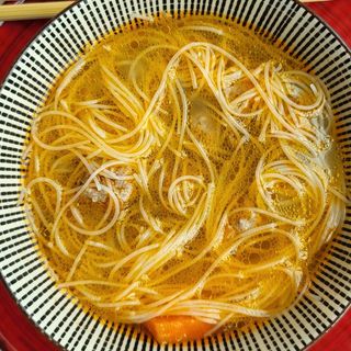 Brodo di spaghetti di riso con verdure e uova