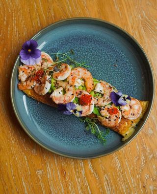 Омлет з креветкою та авокадо