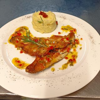 File de biban cu piure de telina si sos de lamaie picant