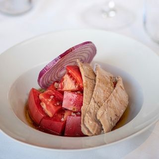 Ensalada de tomate premium, lomos de ventresca y cebolla morada 