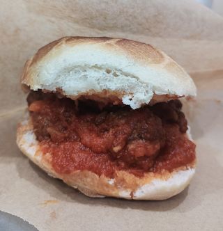 Panino con polpette di carne mista al sugo