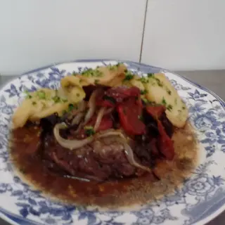 Platos del día. Asado de codillo con patatas a lo pobre
