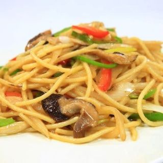 Tallarines fritos con pollo