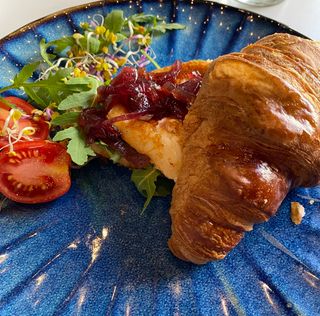 Wytrawny Croissant Z Grillowanym Serem Kozim 1szt.