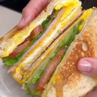 Sándwich especial omelette