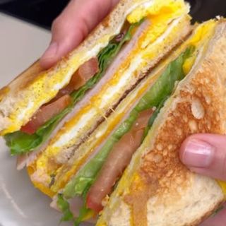 Sándwich especial omelette