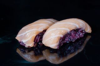 42. Nigiri sake black 2 pezzi