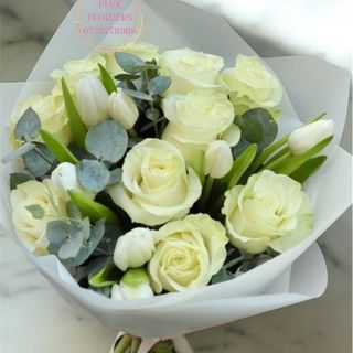 Buchet trandafiri albi si lalele
