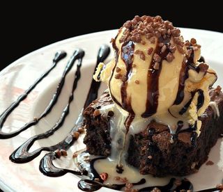 brownie de chocolate y pistacho con helado de vainilla