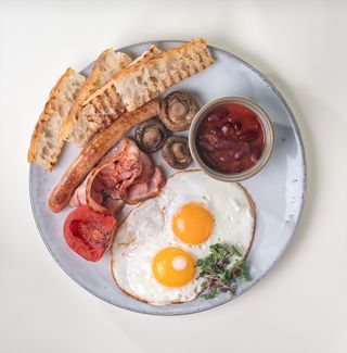 Mic dejun englezesc cu carnaciori si bacon