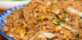 258. Spaghetti di riso con pollo