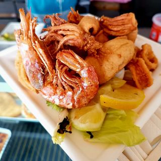 Frittura mista di calamari e gamberi