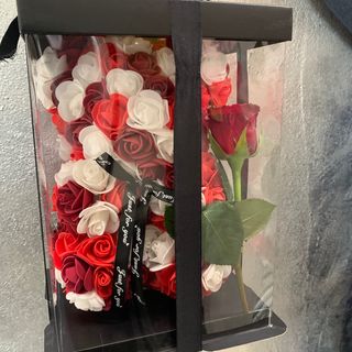 Orsetto di rose in schiuma con rosa rossa fresca