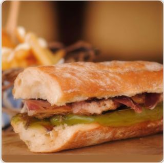 BOCATA DE de TERNERA PIMIENTOS VERDES