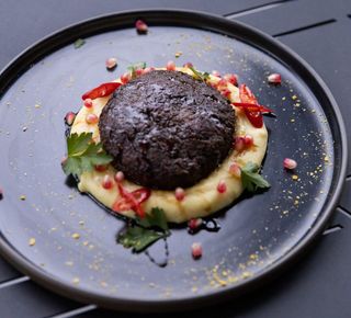 Біфштекс з картопляним пюре та соусом наршараб (350г)